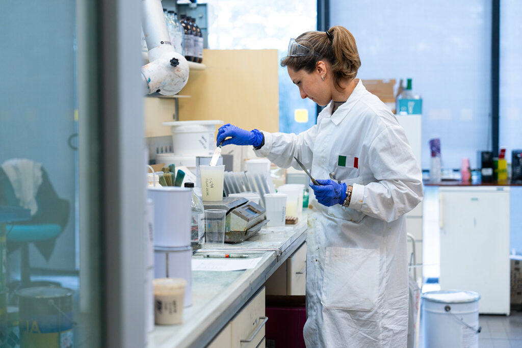 Electronic automated tinting machine precise paste dosing volumetric dispensing