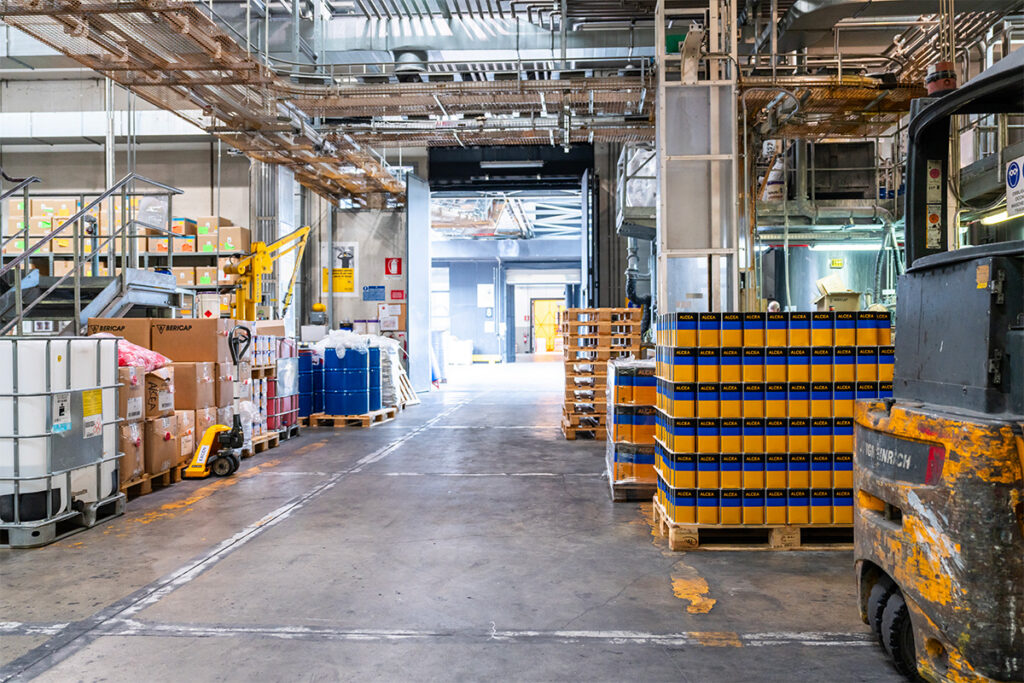 Magazzino ALCEA con vista pallet vernici ALCEA