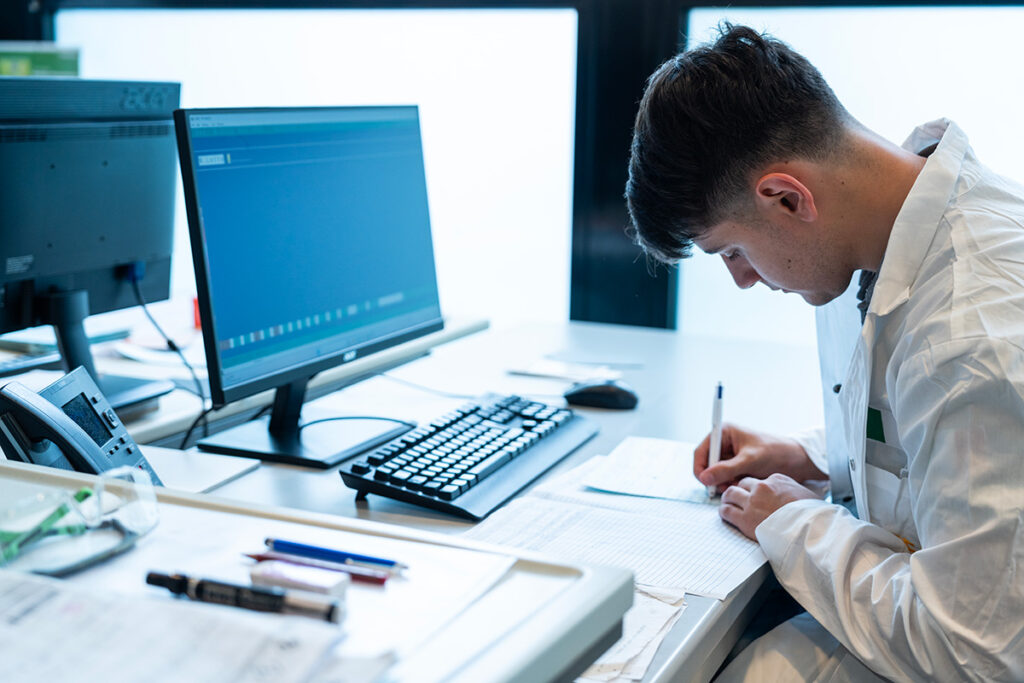 Addetto ALCEA utilizza il software AMatching per il color matching