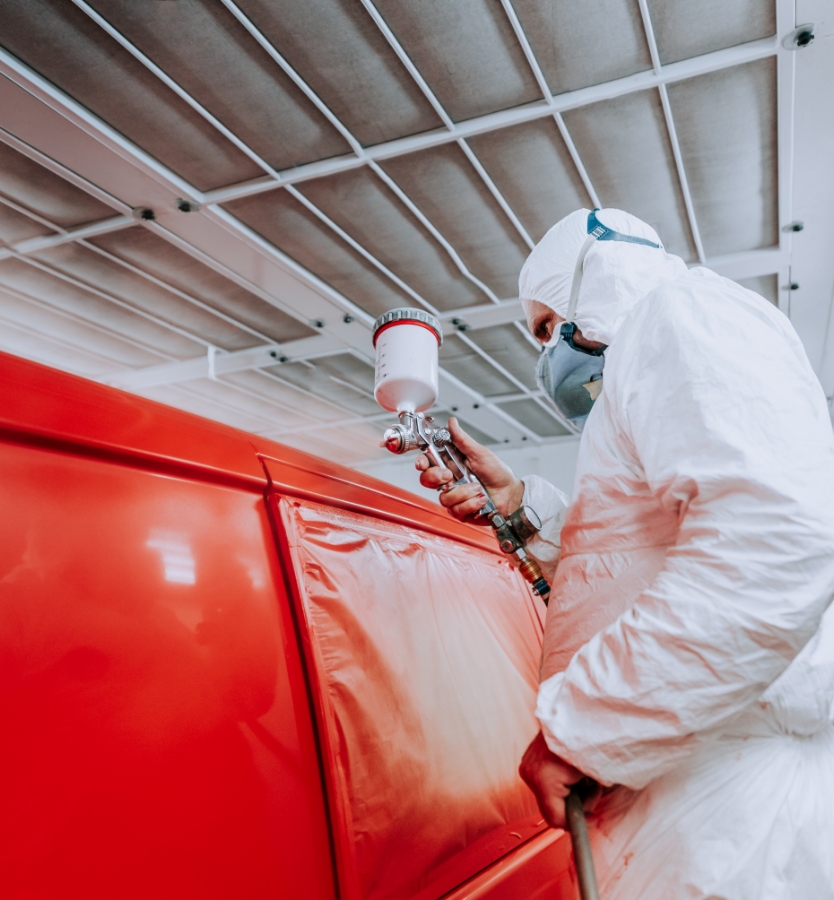 Tecnico ALCEA applica un rivestimento metallico industriale per la protezione anticorrosiva della superficie dell'acciaio